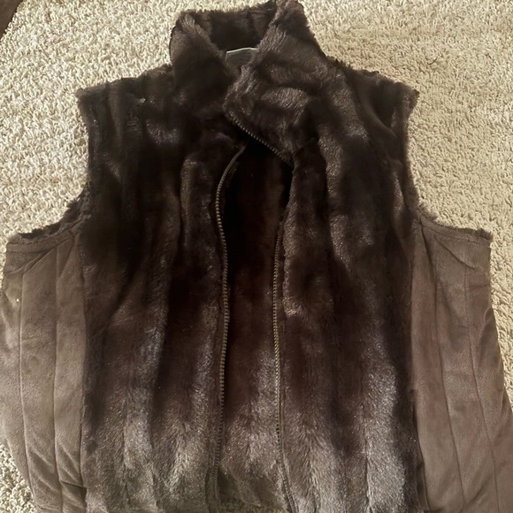 Faux fur vest and boots - Picture 4 of 5